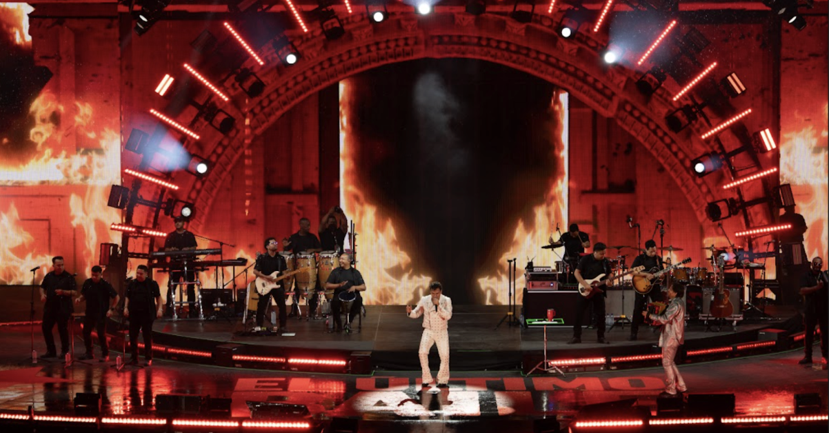 A spectacular look at the stage setup for the "EL ÚLTIMO BAILE TOUR."