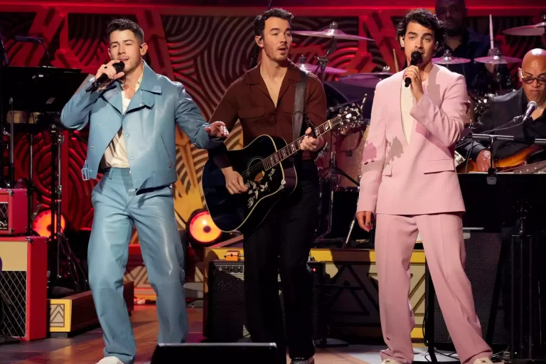 Jonas-Brothers-album-013123-04-2000-3a436fb7d6994df6ae652a1ca0bf41d3