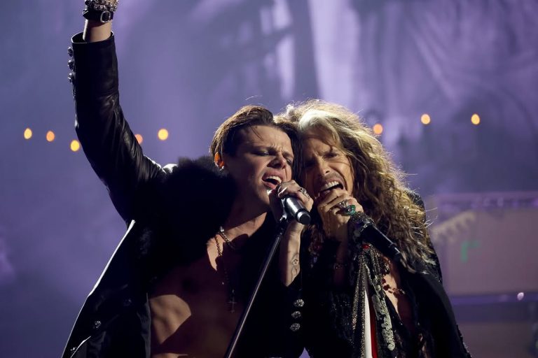 ELMONT, NEW YORK - SEPTEMBER 07: (L-R) Yungblud and Steven Tyler perform during the 2025 MTV Video Music Awards at UBS Arena on September 07, 2025 in Elmont, New York.