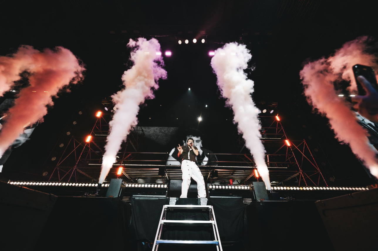 Sebastián Yatra performing