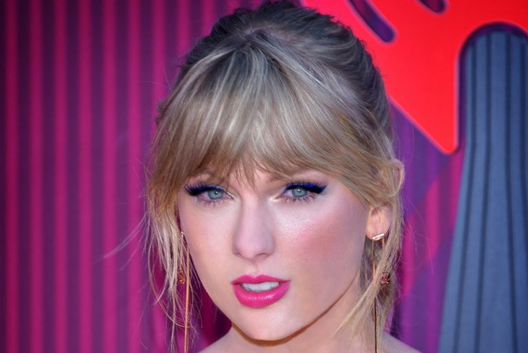 1920px-Taylor_Swift_2019_by_Glenn_Francis